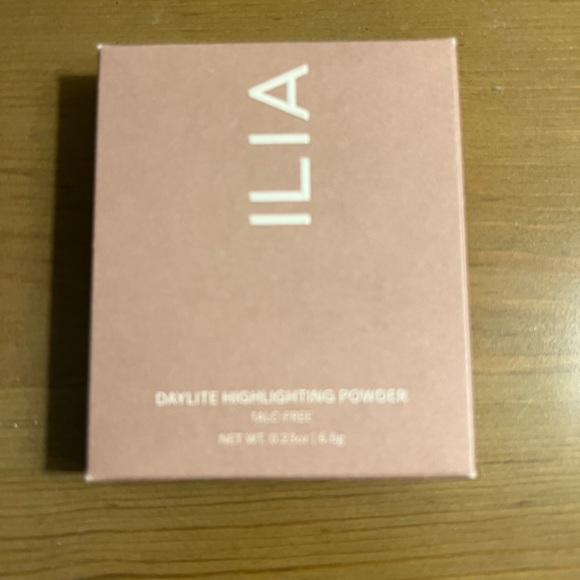 ILIA bronzer in Ray and Highlighter in Decades - Picture 3 of 4